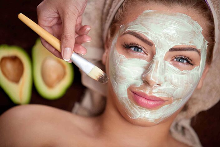 Applying a mask to the face for rejuvenation at home